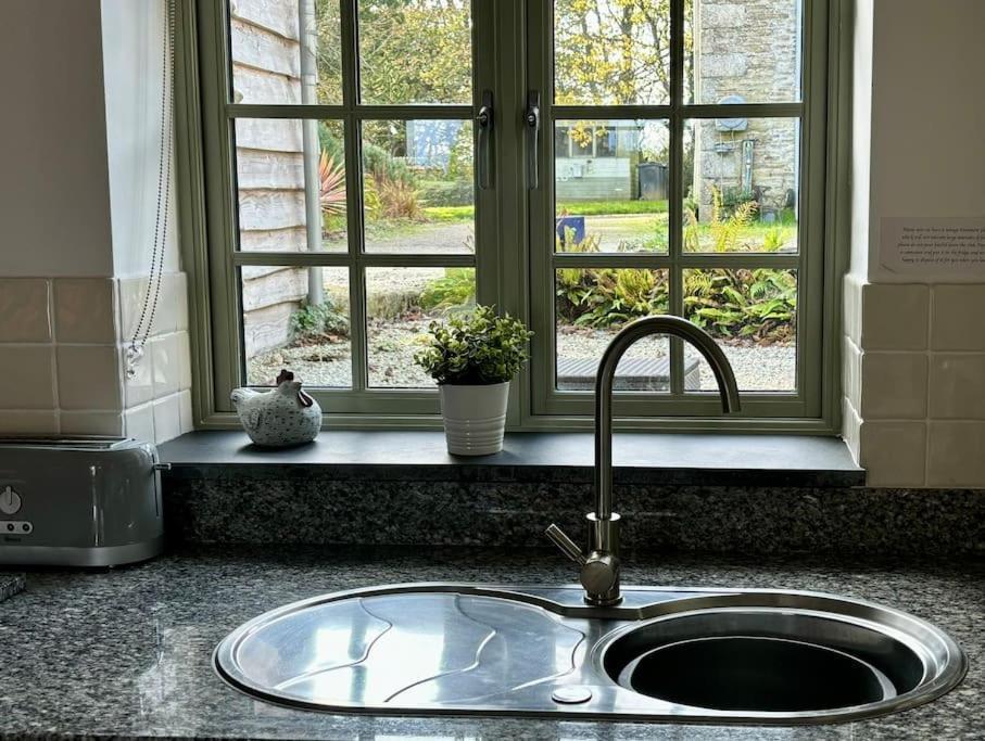 Little Bream - Pretty Cosy Cottage, Sea Views, Walk To The Beach Mawnan Smith Exteriör bild